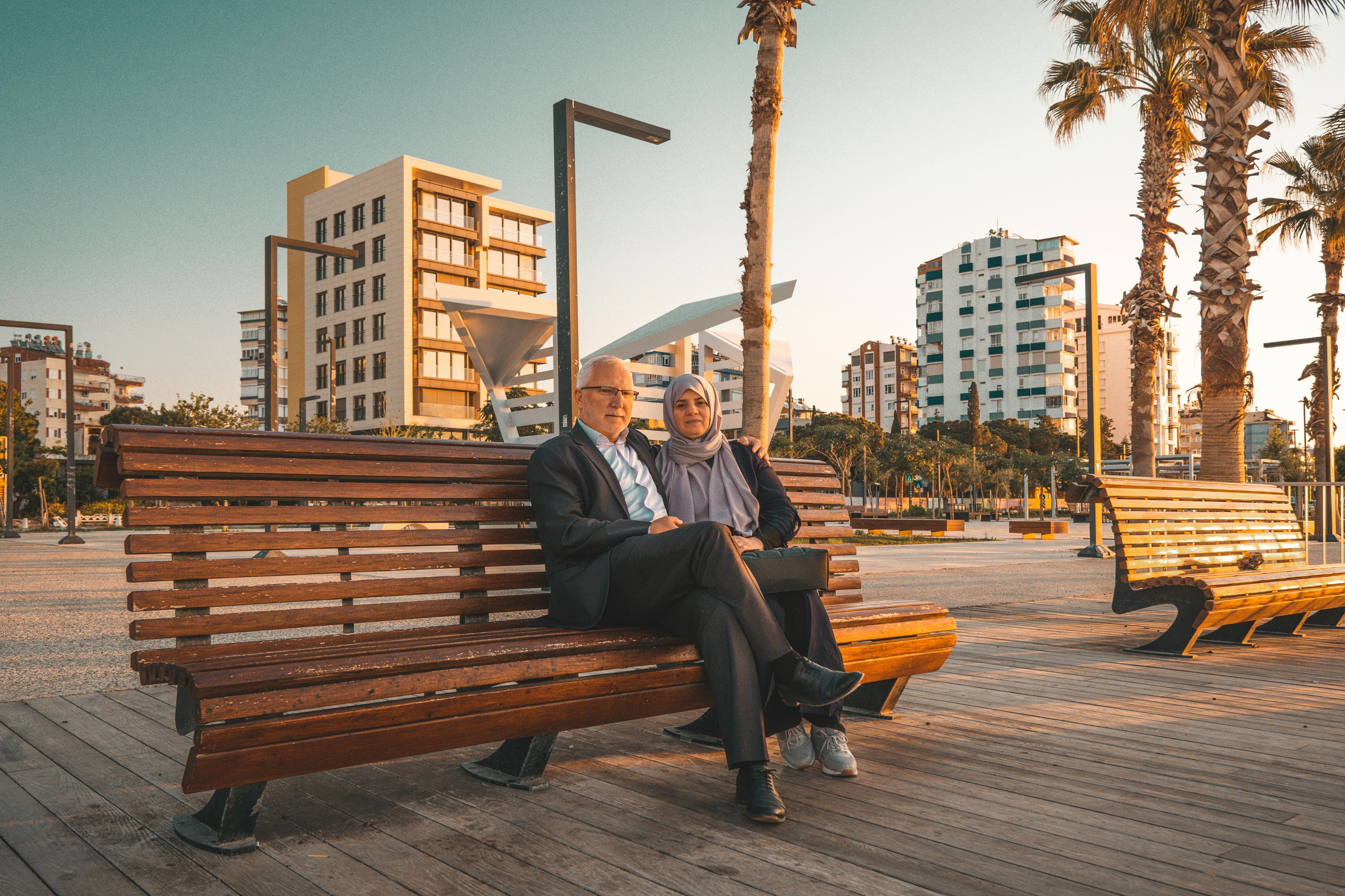 Un couple assis sur un banc.