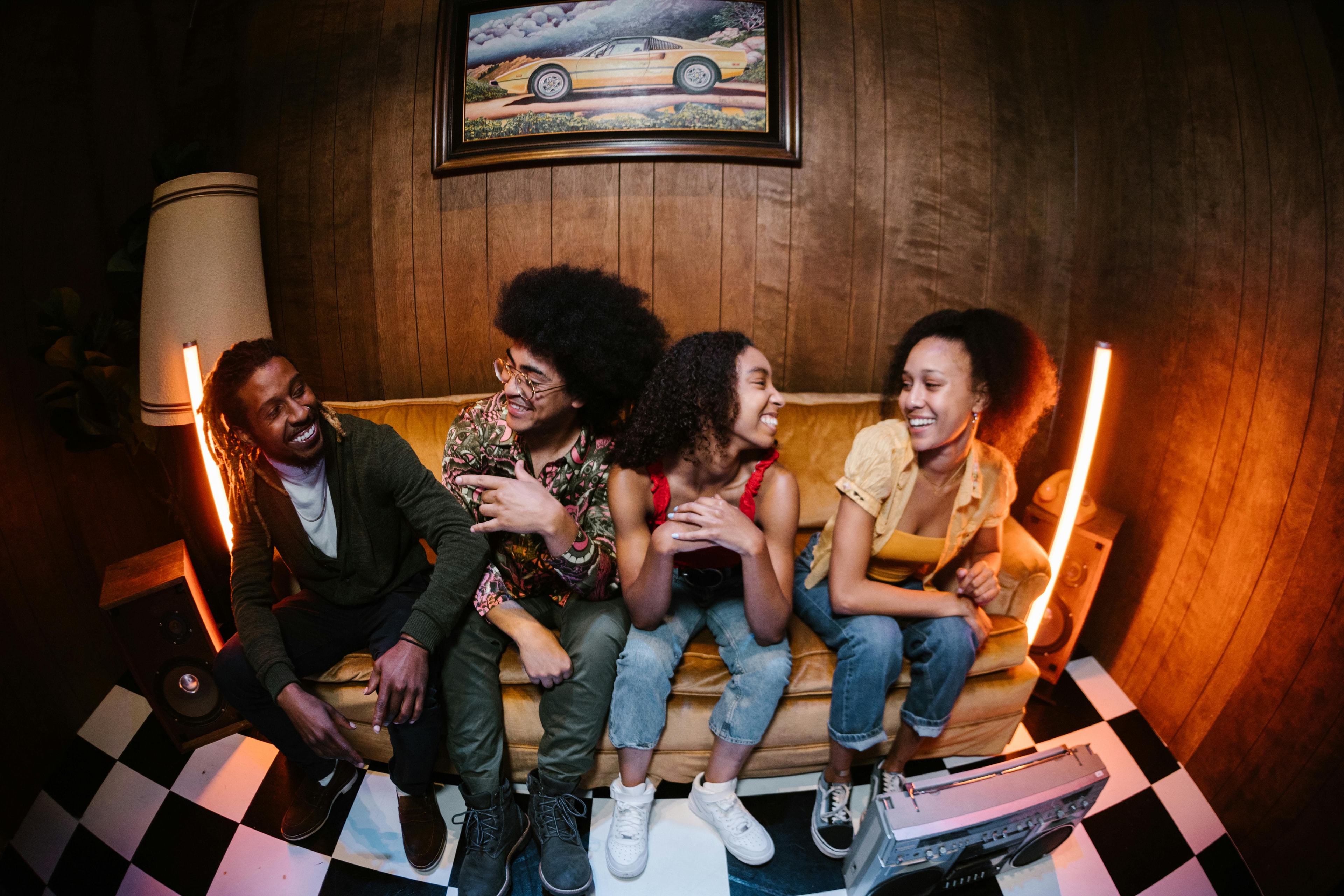 Des amis assis sur un canapé