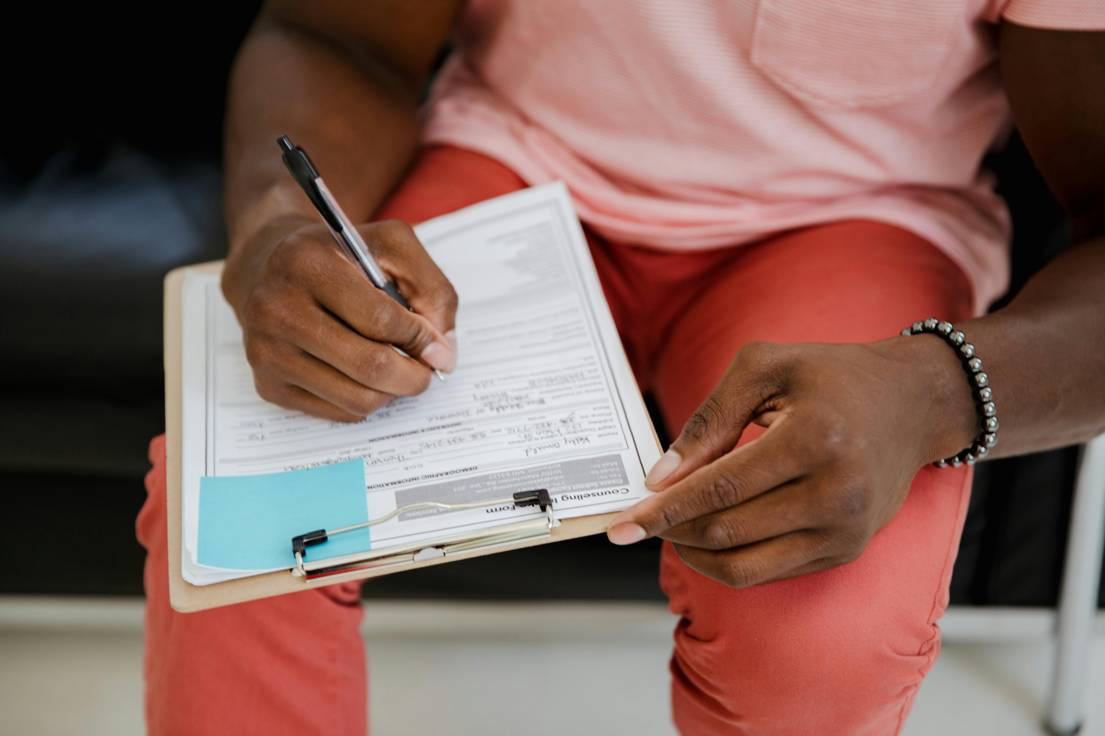 Une personne remplissant un formulaire de sondage