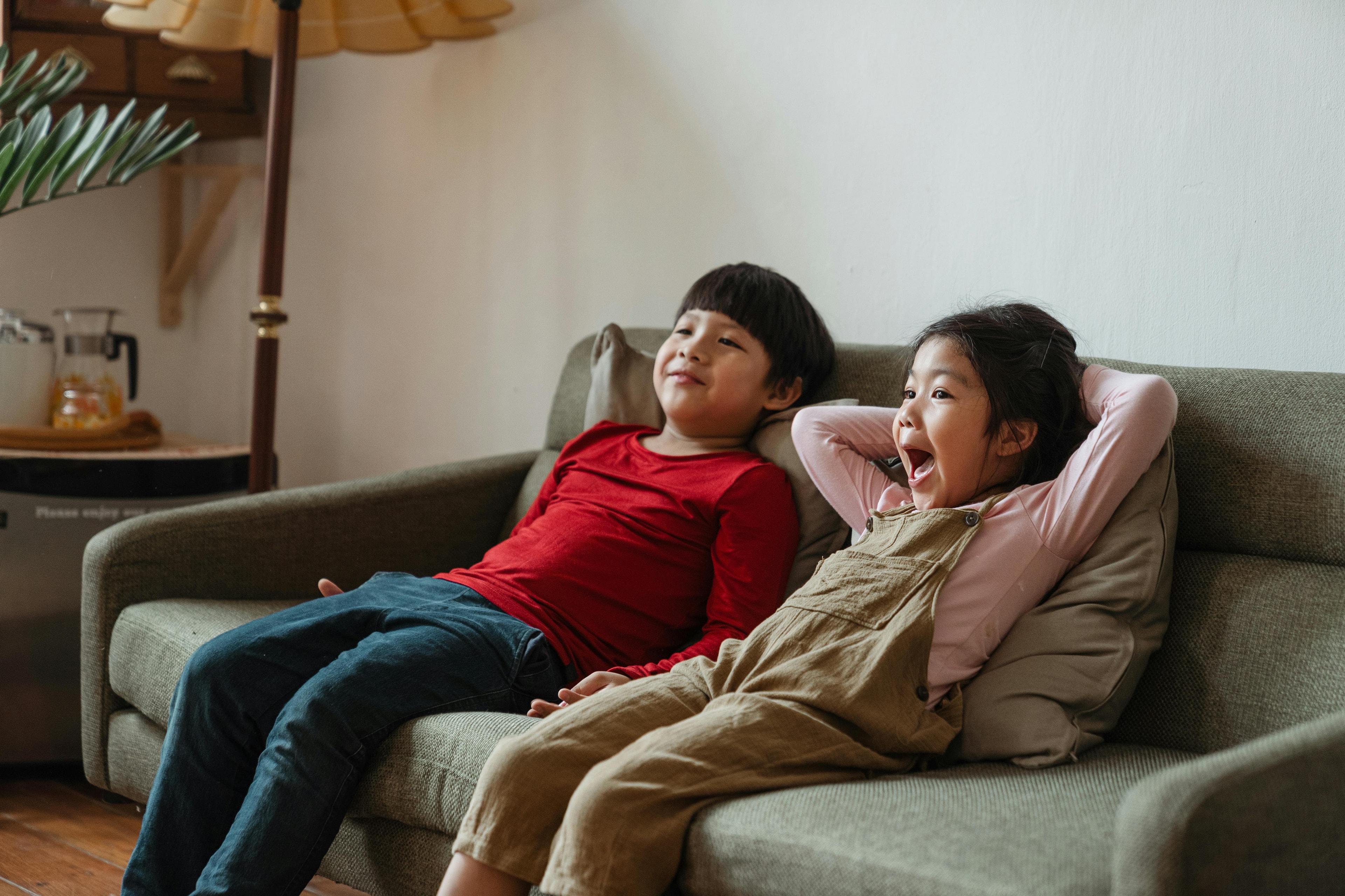 Deux enfants sur un canapé