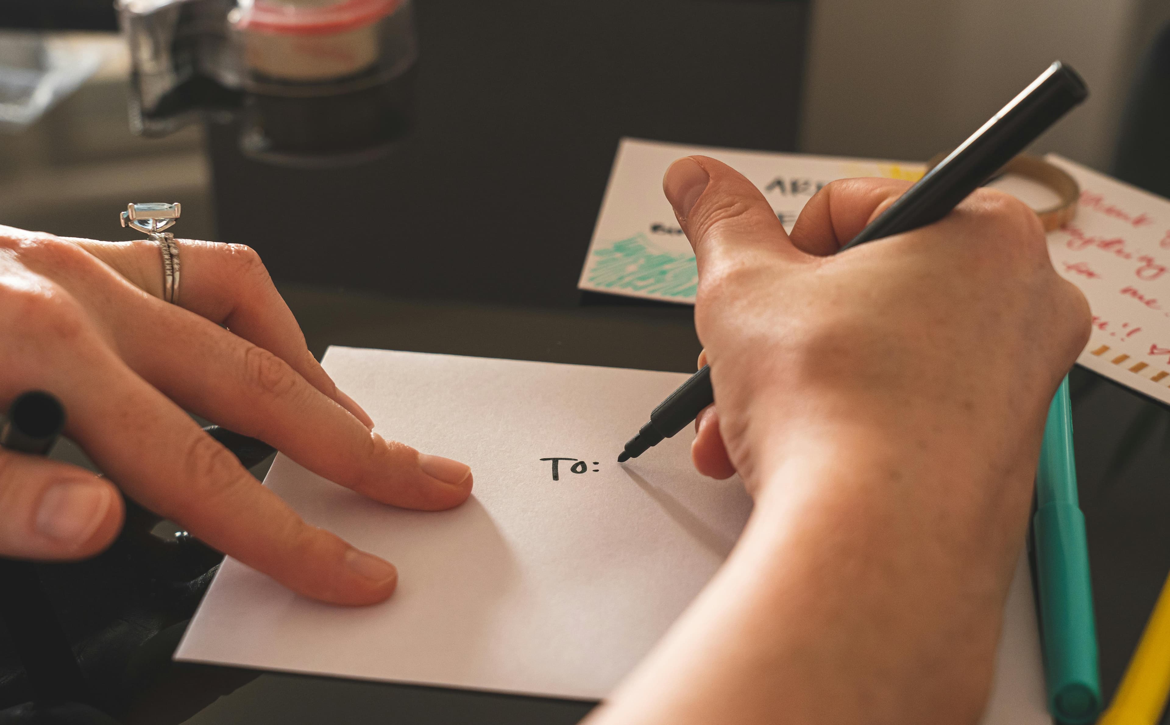 Une enveloppe adressée.