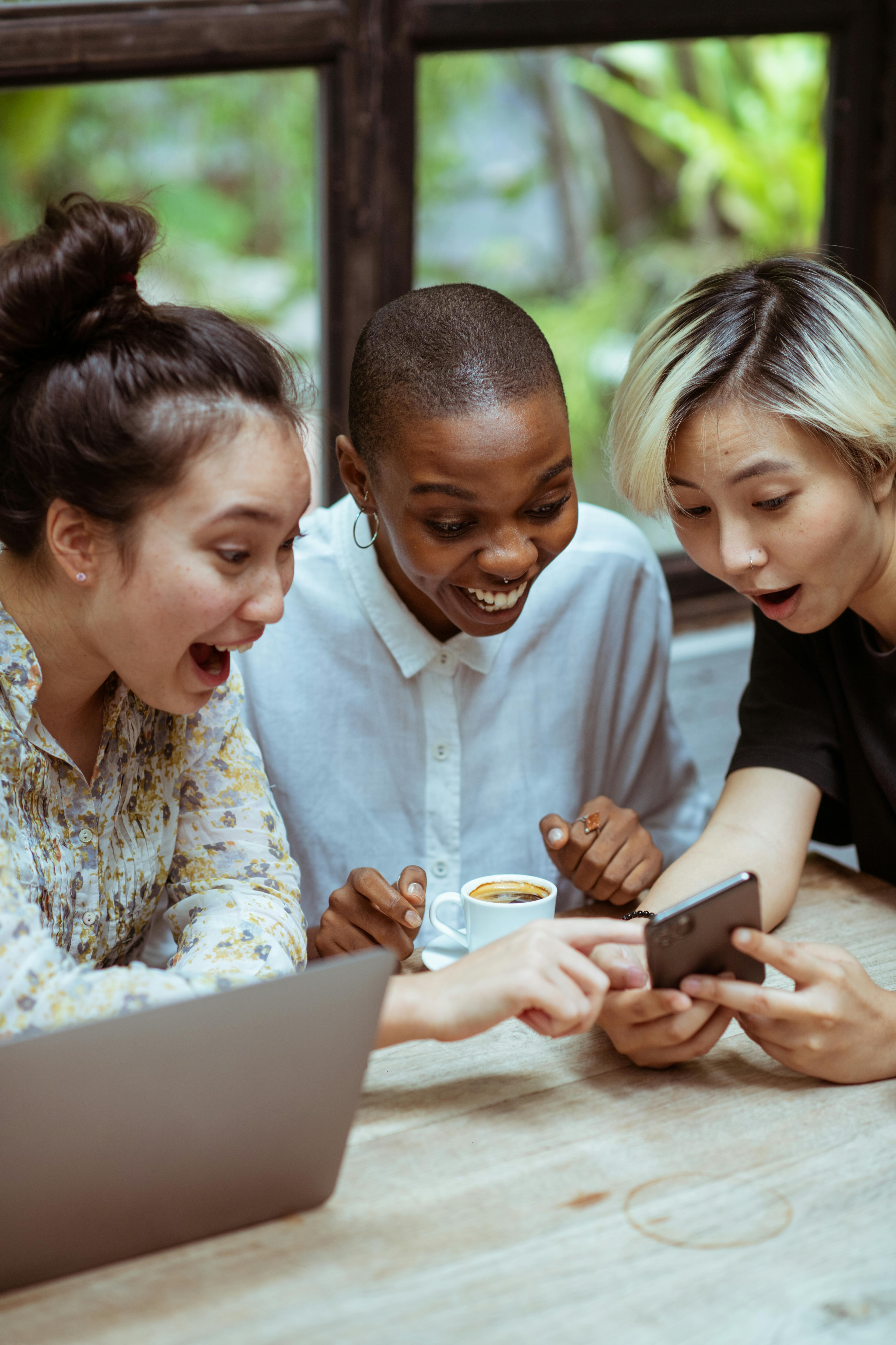 Des gens sur leur téléphone