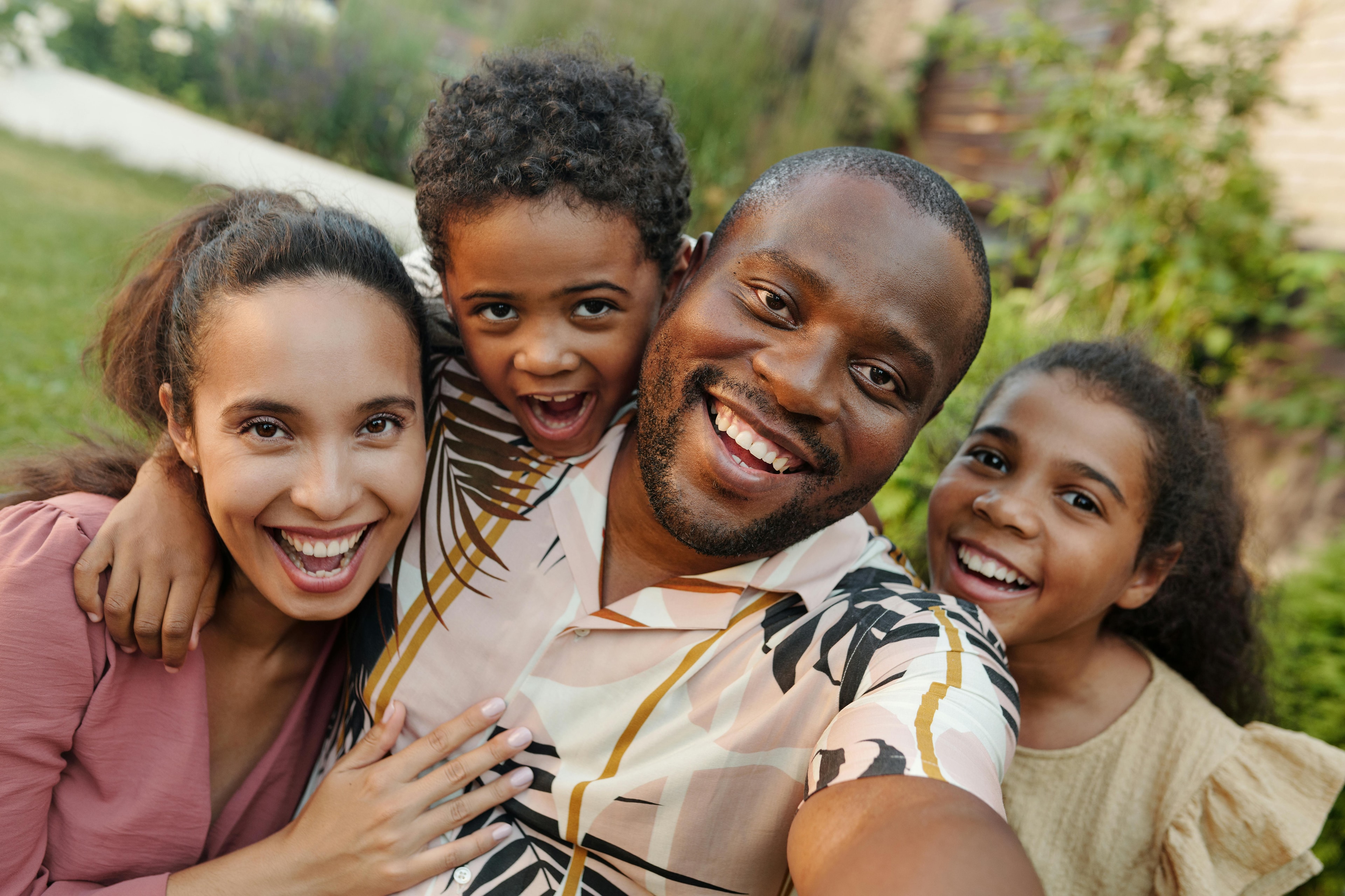 Une famille posant pour un selfie