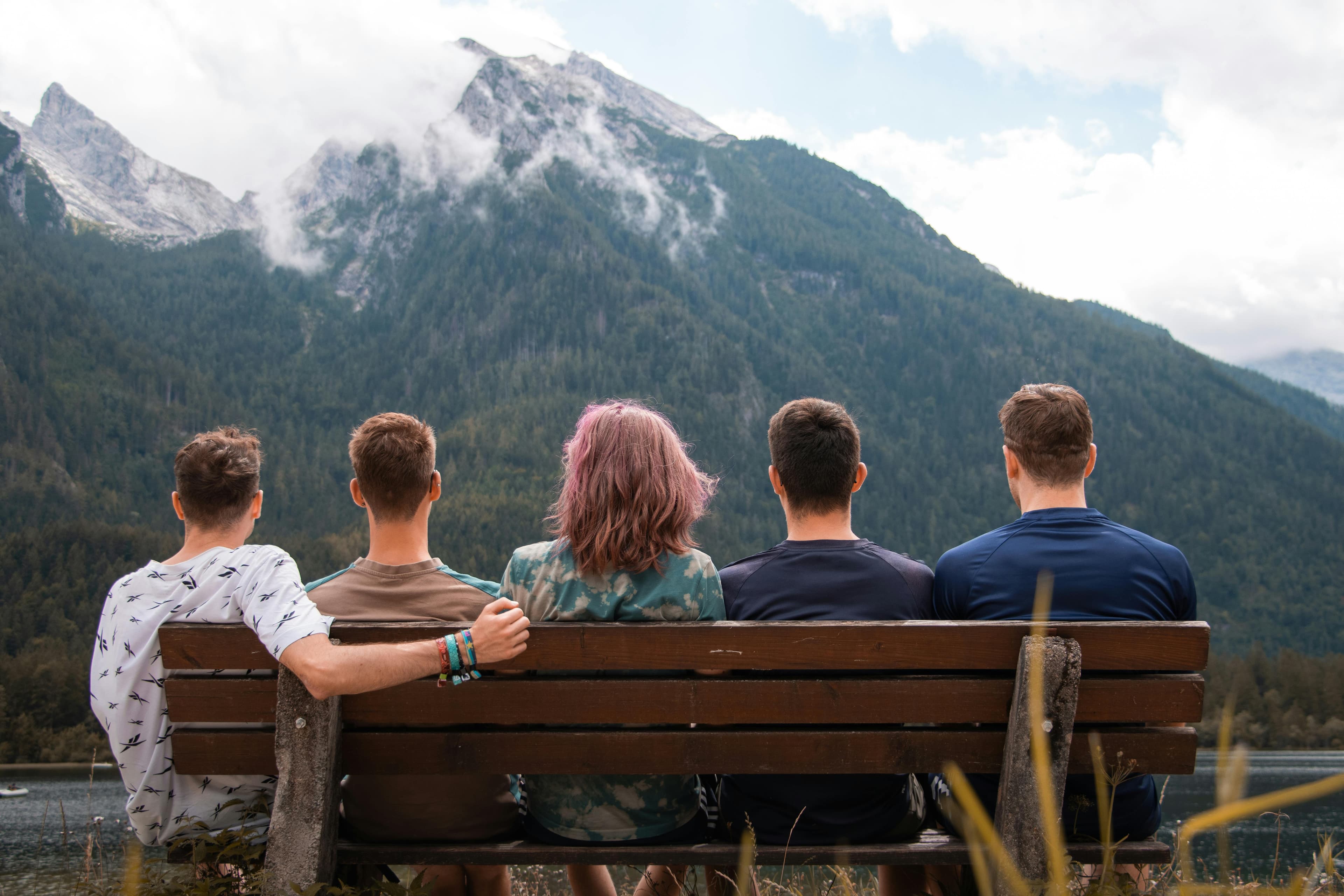 Des amis assis sur un banc