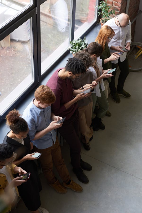 Des gens sur leur téléphone