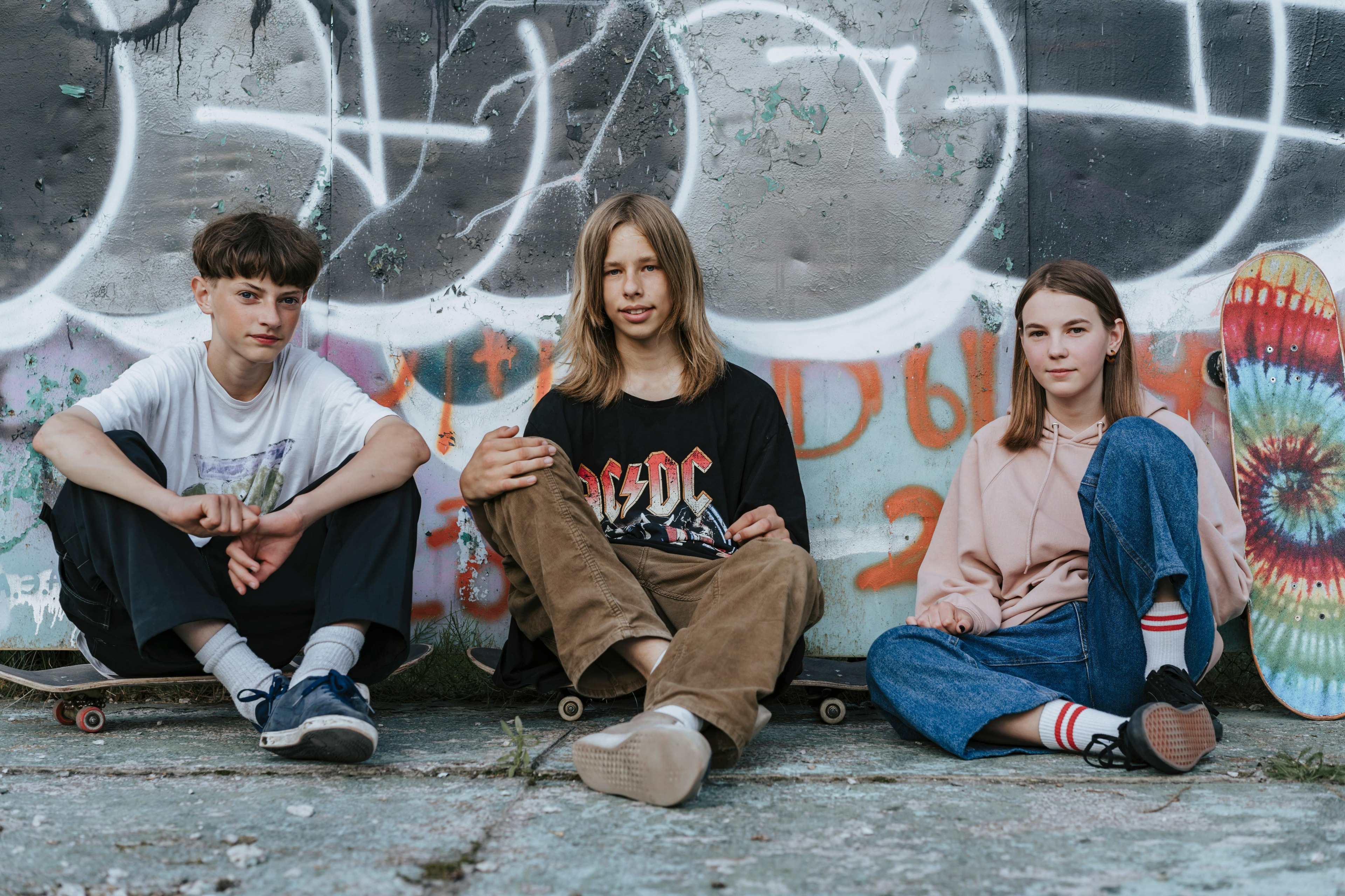 Trois jeunes traînant ensemble