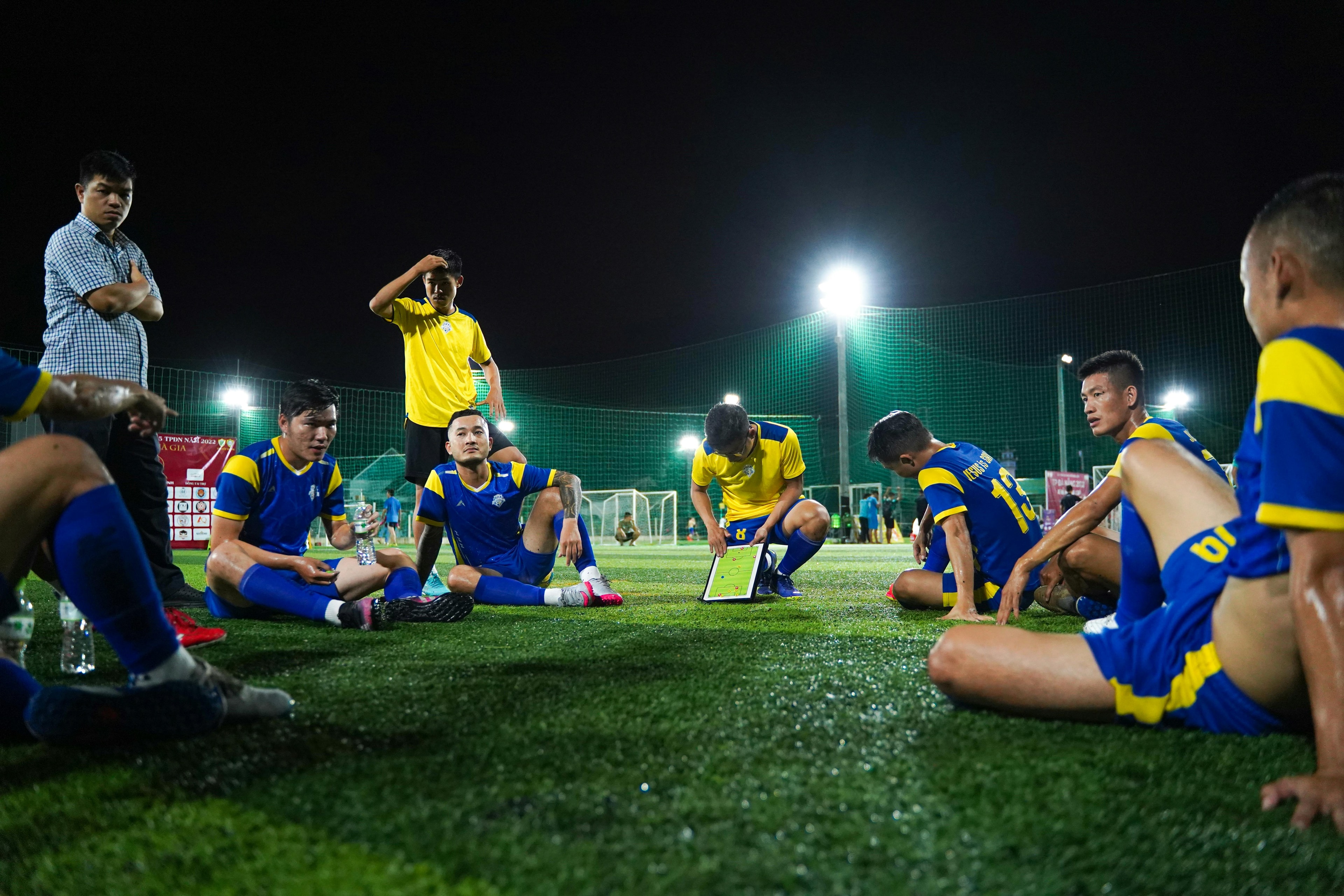 Des joueurs de soccer assis sur le terrain