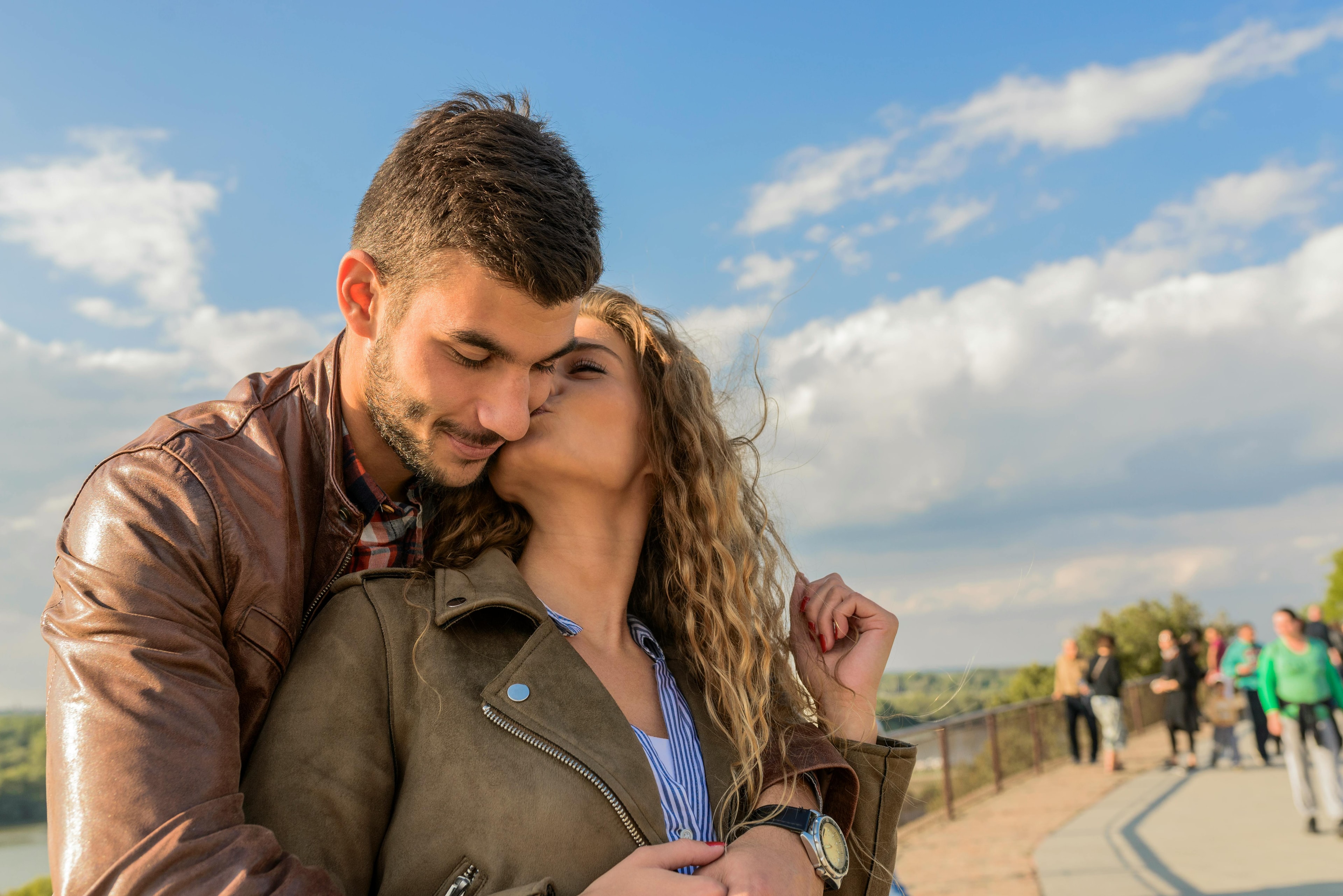 Une femme embrassant un homme sur la joue