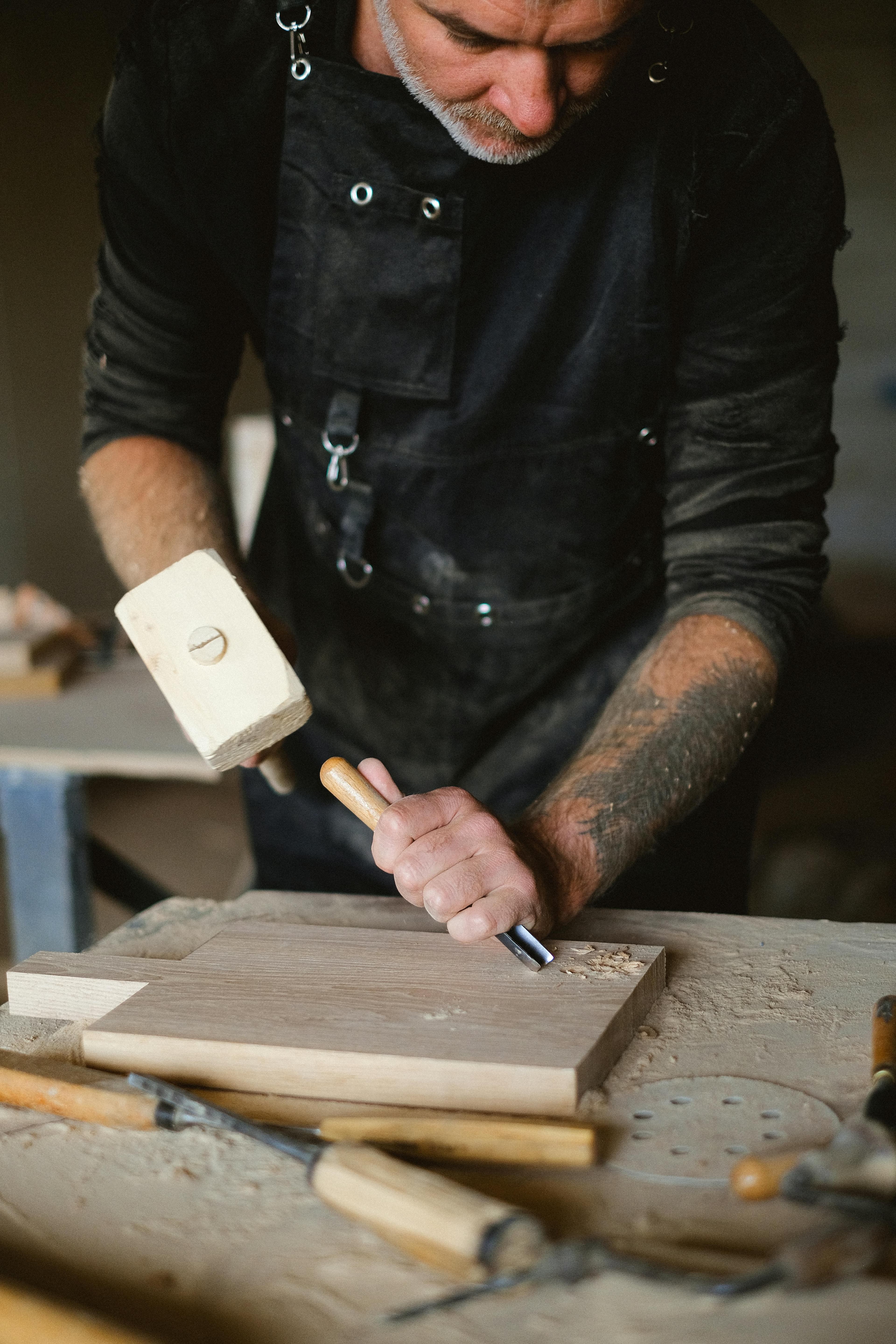 Homme travaillant à un établi