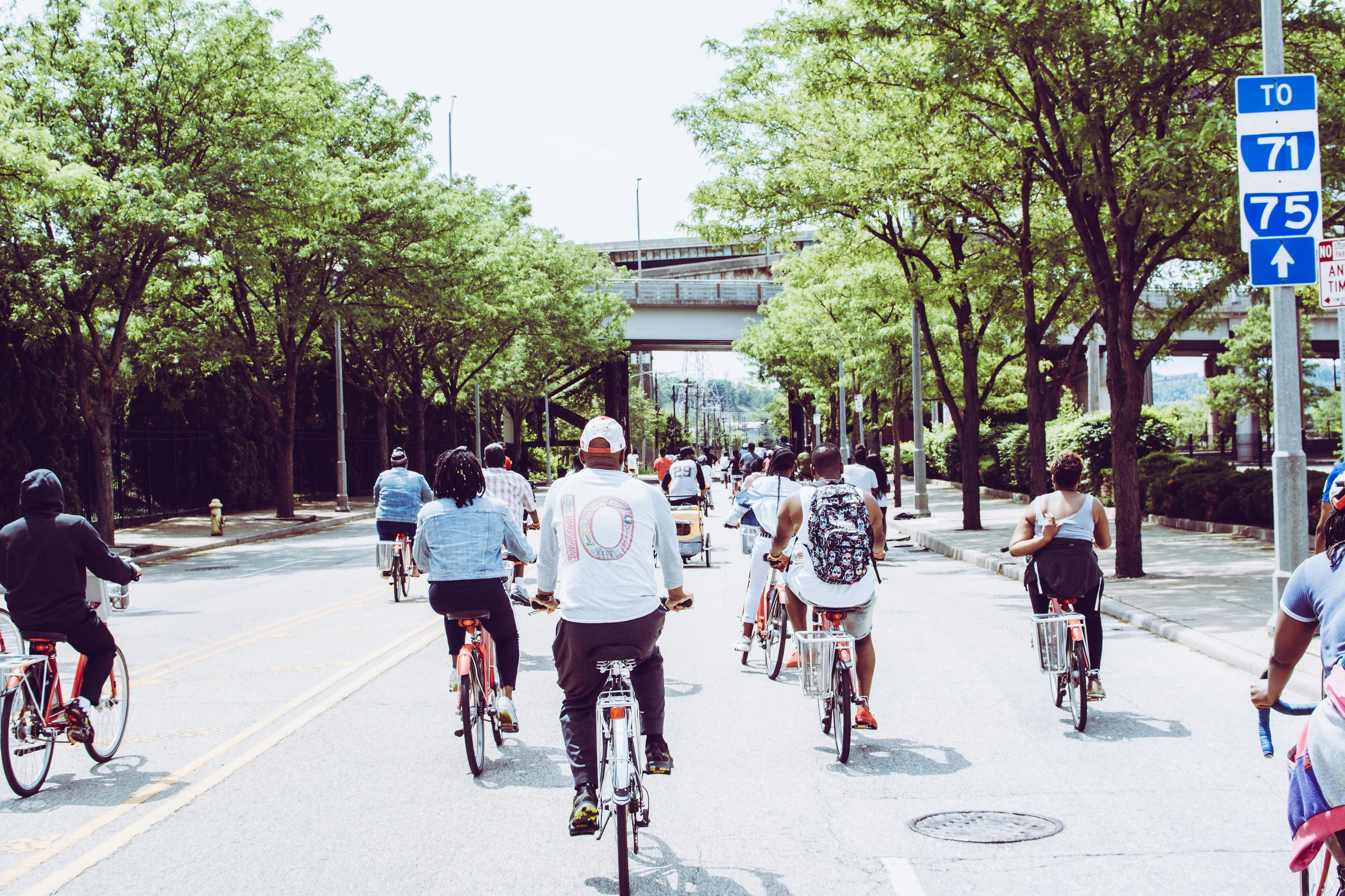 Un groupe de personnes faisant du vélo sur la route.