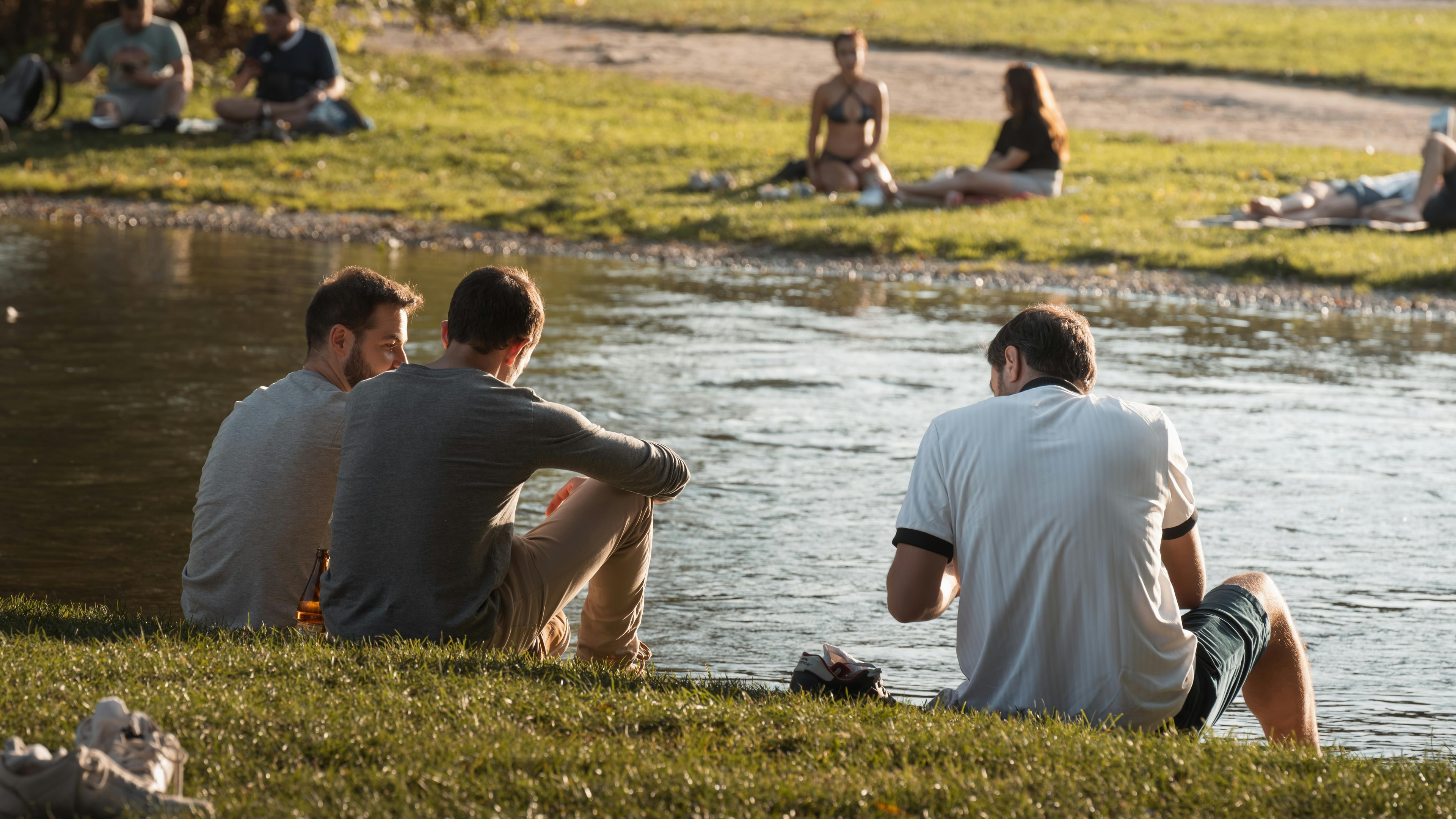 Des gars près de l'eau